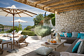 Schattiger Sitzbereich am Pool mit Sonnenschirmen in einer Villa in der Ägäis in Ithaka Griechenland