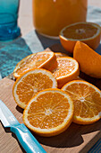 In Scheiben geschnittene Orangen im Sonnenlicht in einer griechischen Villa auf der Insel Ithaka