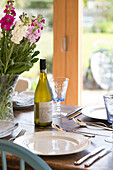 Weißwein und Gläser auf einem gedeckten Tisch in Surrey England UK