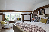 Braun gemusterte Tagesdecke und Fensterbank in einem Fachwerkhaus in Surrey, England