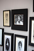 Gerahmte Schwarz-Weiß-Fotografien in einem viktorianischen Familienhaus im Südwesten Londons UK