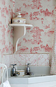 Toile de Jouy-Tapete mit Eckregal und Waschbecken in einem georgianischen Haus in Berkshire England UK