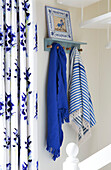 Blaue und weiße Schals und Vorhänge im Flur eines Londoner Stadthauses UK