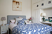Blaue und weiße Paisley-Bettdecke im Schlafzimmer eines Londoner Stadthauses mit eingebautem Stauraum