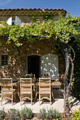 Schattiger Tisch unter Pergola im Außenbereich eines Bauernhauses im Var in der Provence Frankreich