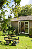 Vogelfutterspender und Anhänger mit Gartenhaus für zusätzlichen Lebensraum im Garten in Somerset, England