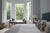 Indisches Rosenholz-Tagesbett im Erkerfenster eines Londoner Stadthauses UK