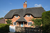 Außenfassade eines reetgedeckten Cottages aus Backstein (Grade II) in Hampshire, England UK