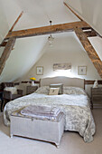 Doppelbett im Dachgeschoss eines unter Denkmalschutz stehenden Cottage (Grade II) in Hampshire, England UK