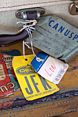 Gepäckaufkleber auf einem Vintage-Koffer in London zu Hause in England UK