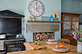 Zitrusfrüchte auf einem Küchentisch mit großer Uhr in einem Haus in Yorkshire, England, UK