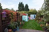 Türkisfarbener Schuppen und Gartenhaus in Kidderminster Garten Worcestershire England UK