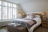 Doppelbett und Deckenkasten am Fenster mit Jalousien in einem Haus in West Sussex