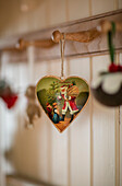 herzförmiger Vintage-Baumschmuck in georgianischem Cottage, Liverpool, UK