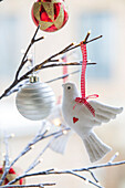 Weiße Taube mit Kugeln auf Zweigarrangement in Londoner Stadthaus UK