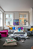 Farbenfrohes Wohnzimmer in der Wohnung in Hove, East Sussex, Großbritannien