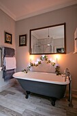 Großer Spiegel über einer grauen Badewanne in einer Wohnung in Hove, East Sussex, Großbritannien