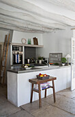 Holztisch in der renovierten Küche eines provenzalischen Bauernhauses aus dem 19