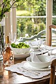Gedeckter Tisch mit Rose und Salat in einer denkmalgeschützten Villa in Arundel, West Sussex UK