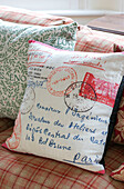 Postkissen auf kariertem Sofa in Reihenhaus in Sevenoaks, Kent, Großbritannien