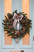 Weihnachtskranz an der Haustür mit blauem Grund - Edwardian home in East Dulwich London UK