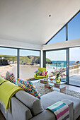 Wohnzimmer mit buntem Mobiliar und Meerblick Cornwall UK
