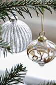 Goldene und silberne Weihnachtskugeln am Baum in Hampshire UK