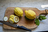 Geschnittene Zitrone und Küchenmesser mit Holzbrett in italienischer Villa an der Amalfiküste