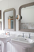 Vintage-Waschbecken mit Spiegeln in einem Bauernhaus in Surrey UK