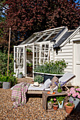 Gewächshaus und Sonnenliege in einem Garten in Hertfordshire, UK