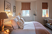 Rosa und zartes Weiß im Schlafzimmer eines Londoner Hauses UK