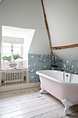 Badezimmerdetails mit Fensterbank über dem Heizkörper und Flamingotapete in Hampshire UK