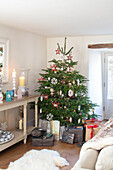 Geschenke unter dem Weihnachtsbaum in einem Cottage in Surrey, UK