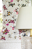Weißer Lampenschirm mit Schmetterling Wanddeko Wales UK