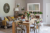 Spiegel über Sofa und Holztisch mit Blumen und Blättern Hampshire UK