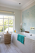 Weiß getünchter Holzboden mit Keramikfliesen aus Mandarin Stone und Sprossenfenster in einem Badezimmer in Hampshire UK