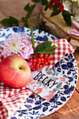 Gedeckter Tisch mit Apfel und Etikett für Becky