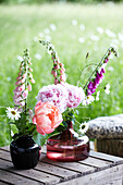 Picknickvasen mit Fingerhut und anderen Blumen