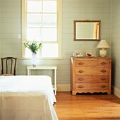 Schlafzimmer mit bemalter Holzvertäfelung und Möbeln