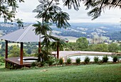 Garten mit Whirlpool und Swimmingpool und Blick über die Landschaft