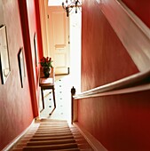 Rot gestrichene Eingangshalle des Stadthauses mit Treppenhaus