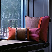 Ruhiger Platz auf einem Fensterplatz mit bunten Kissen