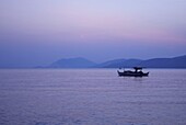 Fischerboot auf See in Skiathos, Griechenland