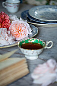 Vintage Teetasse und Rose