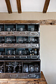 Industrielle Schrank und Vintage Glaswaren