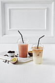 Passionsfrucht-Drink und Eiskaffee in Take-Away-Bechern