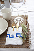 DIY-Serviette mit Kartoffeldruck auf Sommertisch im griechischen Stil