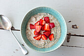 Porridge mit Chiasamen und Erdbeeren