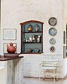 Integriertes Wandregal mit Geschirr und Dekotellern an der Wand in rustikaler Küche