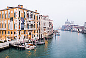 Panoramablick auf den Canal Grande von der Accademmia-Brücke - Venedig, Italien